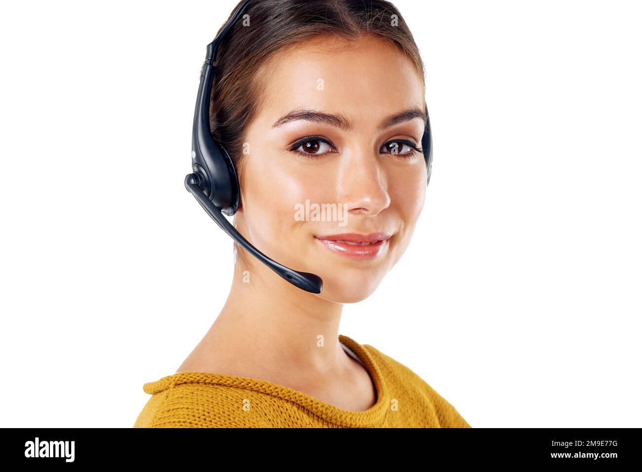 Comunicazione, tecnologia e ritratto della donna al call center isolato con il sorriso su sfondo bianco. Telemarketing, crm e ragazza in cuffia ad aiuto Foto Stock