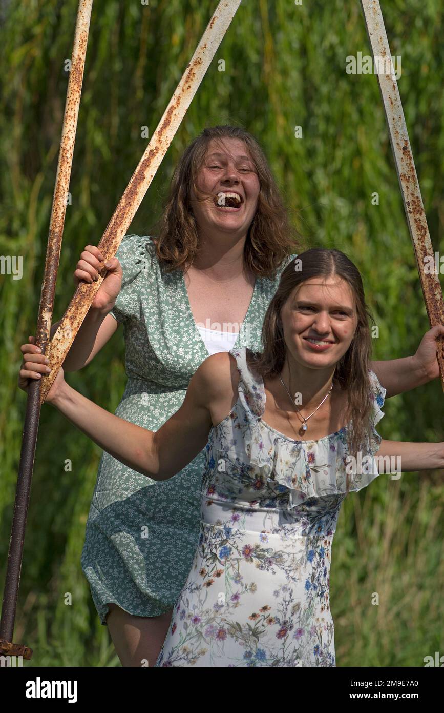 Due ragazze che oscillano, Meclemburgo-Pomerania occidentale, Germania Foto Stock