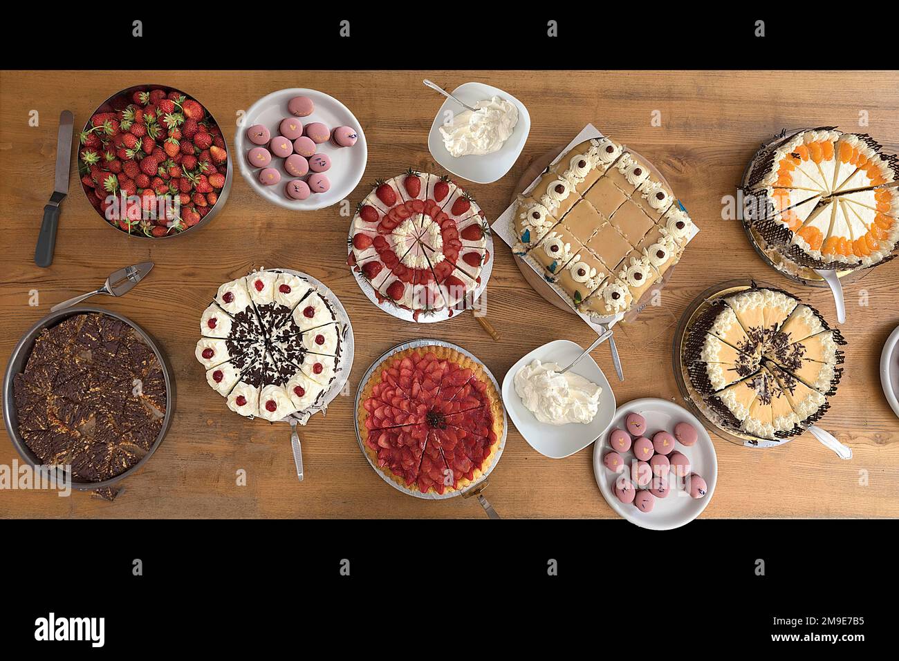 Tavolo con torte e torte per una festa di nozze, Meclemburgo-Pomerania anteriore, Germania Foto Stock Tavolo con torte e torte per una festa di nozze, Meclemburgo-Pomerania anteriore, Germania Foto Stock