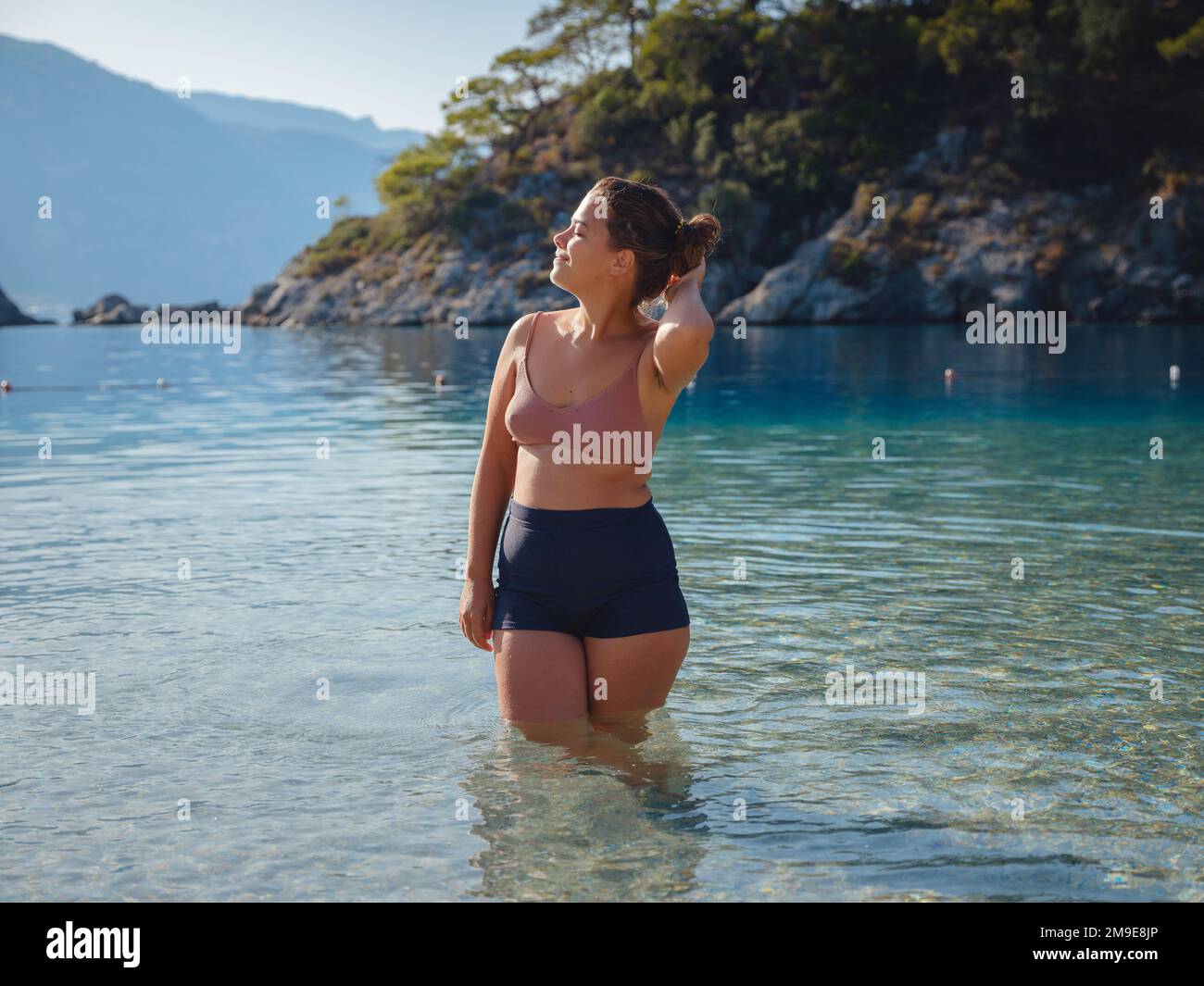 Donna allegra godendo la spiaggia Oludeniz Blue Lagoon Turchia. Vita della gente taglia xl, bella donna felice di bellezza naturale Foto Stock
