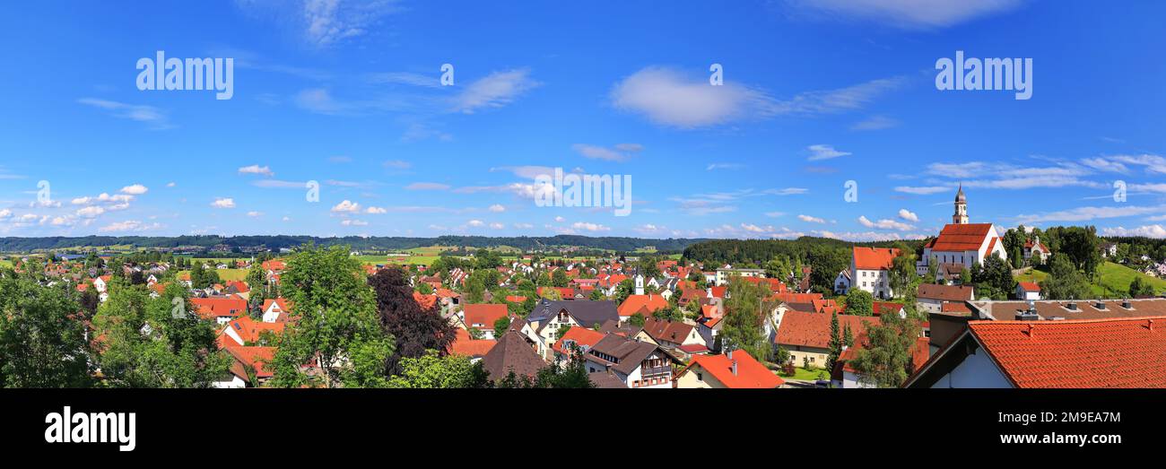 Vista panoramica di Bad Groenenbach con il bel tempo. Bad Groenenbach, Unterallgaeu, Swabia, Baviera, Germania Foto Stock
