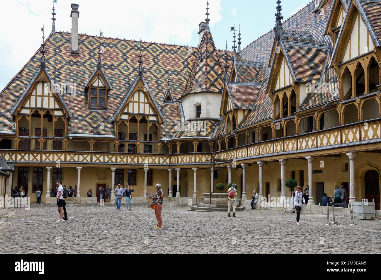 Cortile dell'Hotel-Dieu, ex ospedale fondato nel 1443, Beaune, dipartimento Cote-d'Or, Borgogna, Borgogna, Francia Foto Stock