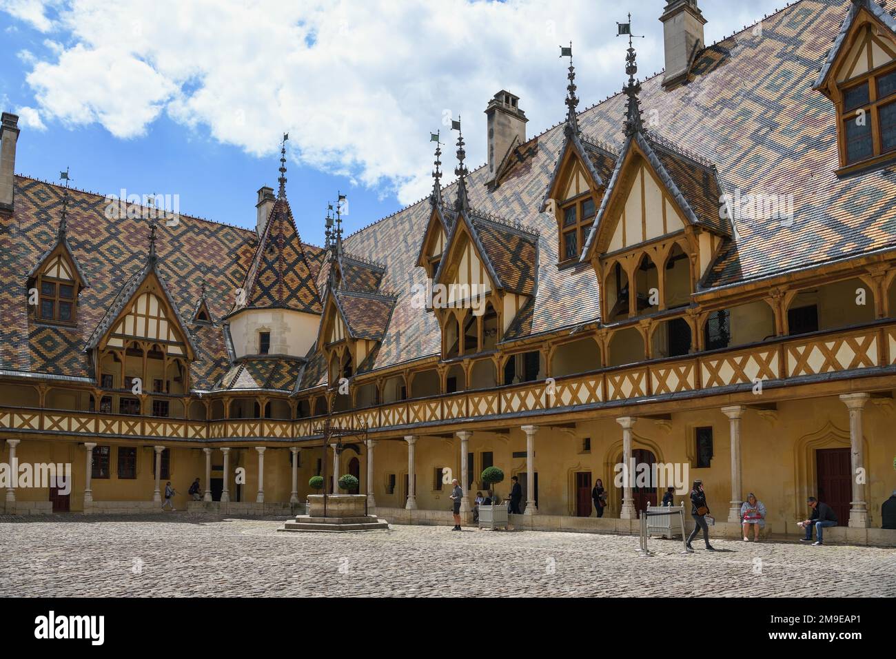 Cortile dell'Hotel-Dieu, ex ospedale fondato nel 1443, Beaune, dipartimento Cote-d'Or, Borgogna, Borgogna, Francia Foto Stock