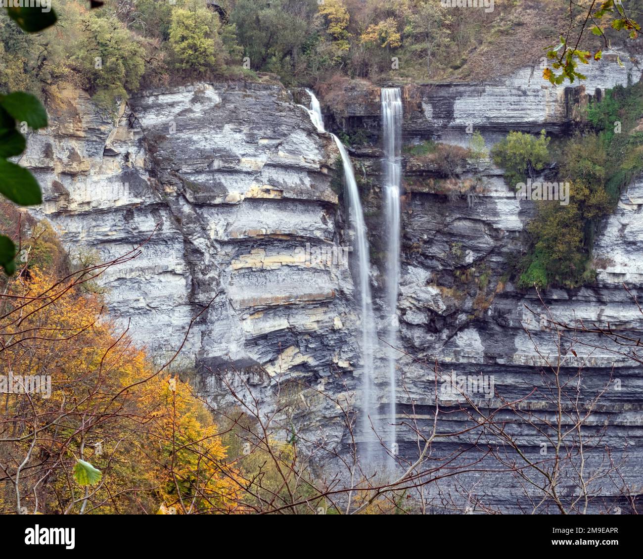 Cascata Gujili in autunno un giorno piovoso Foto Stock