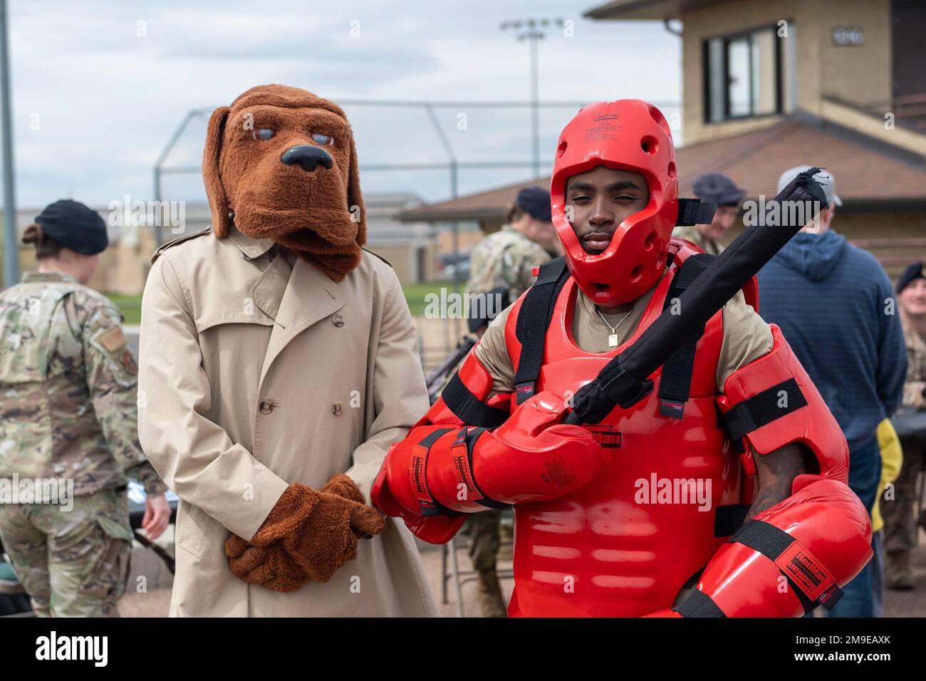 Da destra, Airman 1st Classe Ahijah Brownlee 341st forze di sicurezza Squadron e McGruff il cane criminale, posa per una foto alla settimana di polizia 2022 mostra statica 18 maggio 2022, alla base dell'aeronautica militare di Malmstrom, Month. Brownlee è stato vestito di Redman personale-protettivo attrezzatura per dimostrare un individuo ostile resistente all'arresto. Foto Stock