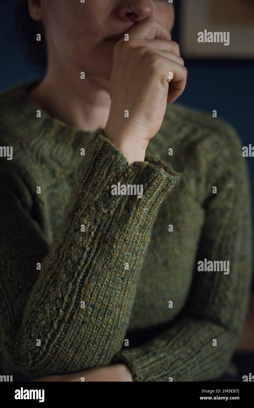 Interno di una donna in maglia di lana, ritratto Foto Stock