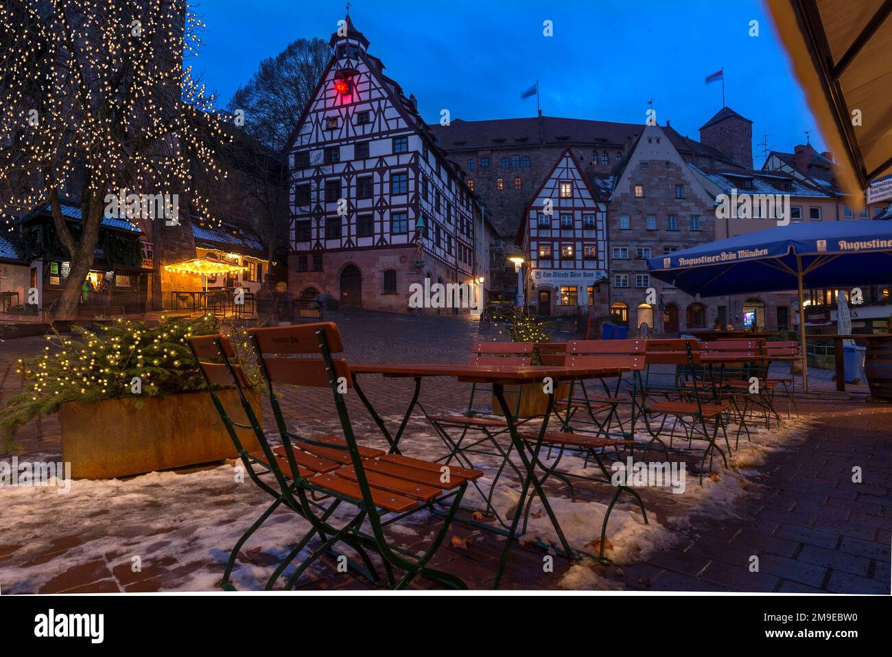 Scongelare nella stagione pre-natalizia, la storica Casa Pilatus a Tiergaertnerttorplatz, Norimberga, Franconia Centrale, Baviera, Germania Foto Stock