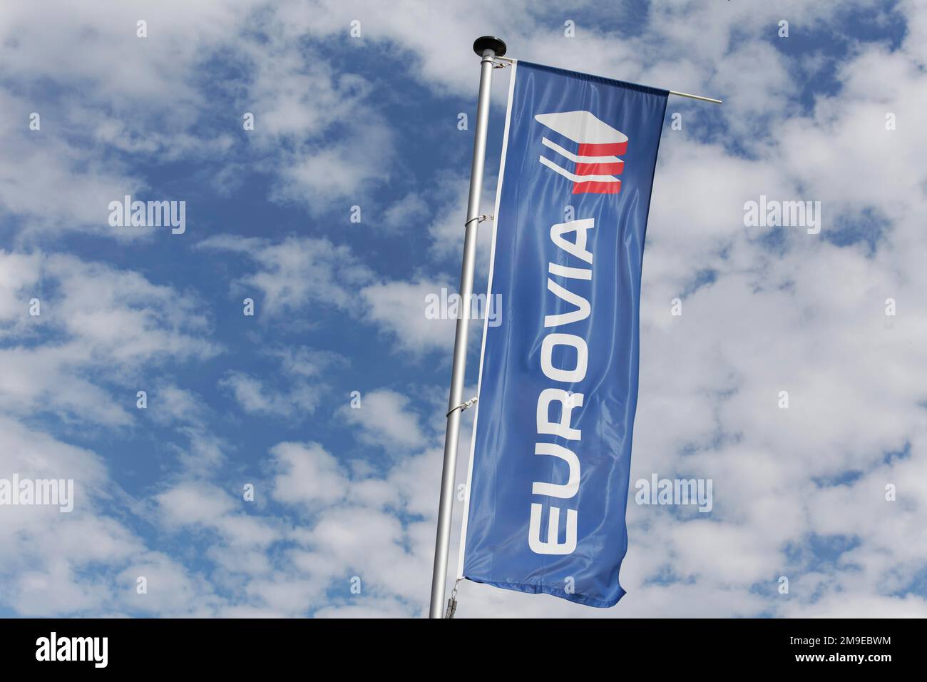 Eurovia Vinci, bandiera con logo, impresa europea di costruzione di strade, Duesseldorf, Renania settentrionale-Vestfalia, Germania Foto Stock