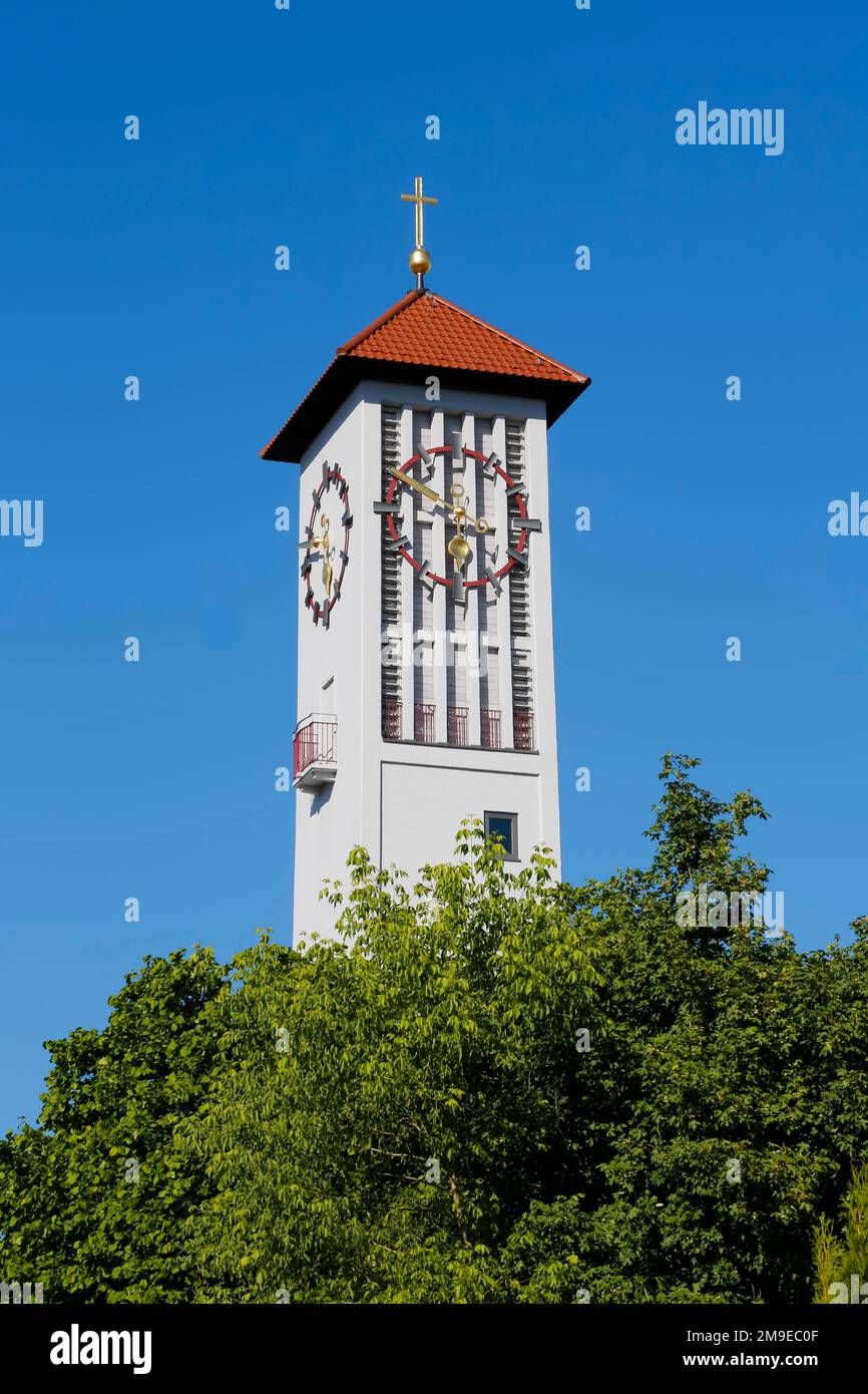 Kreuzkirche centro comunitario, chiesa protestante, edificio sacro,  campanile, orologio, Cross, Reutlingen, Baden-Wuerttemberg, Germania Foto  stock - Alamy