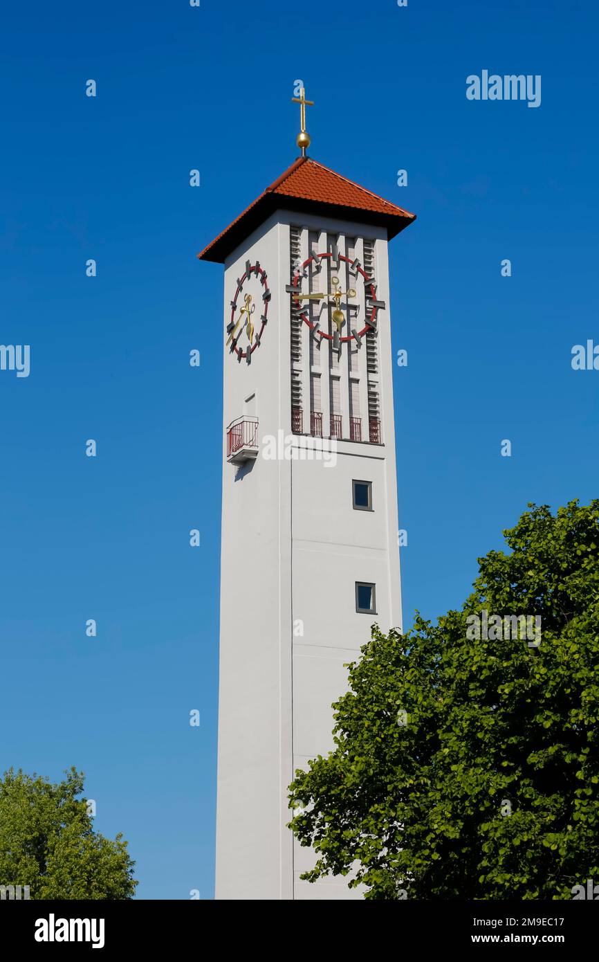 Kreuzkirche centro comunitario, chiesa protestante, edificio sacro,  campanile, orologio, Cross, Reutlingen, Baden-Wuerttemberg, Germania Foto  stock - Alamy