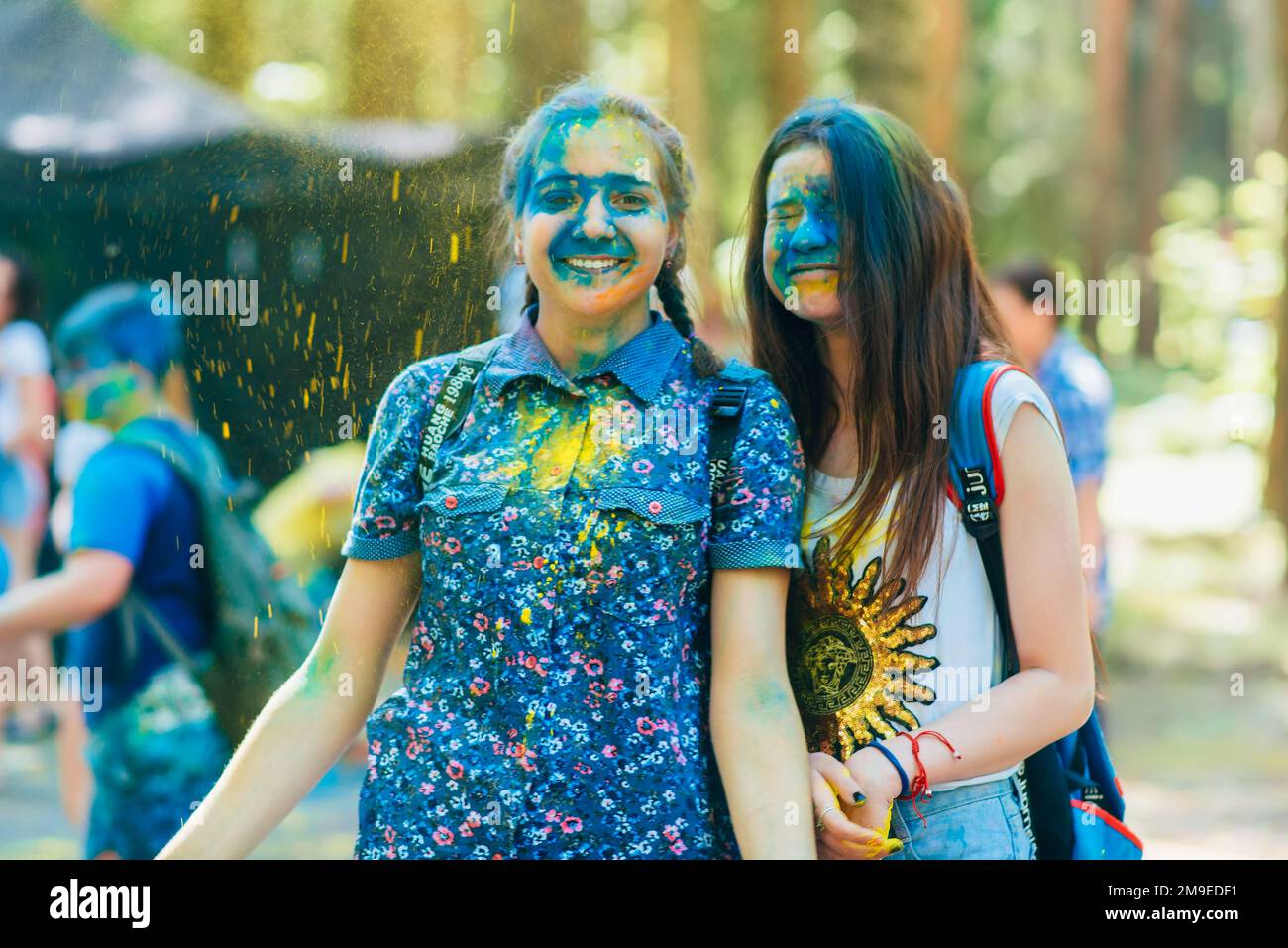 VICHUGA, RUSSIA - 17 GIUGNO 2018: Festival dei colori Holi. Ragazze felici in vacanza Foto Stock