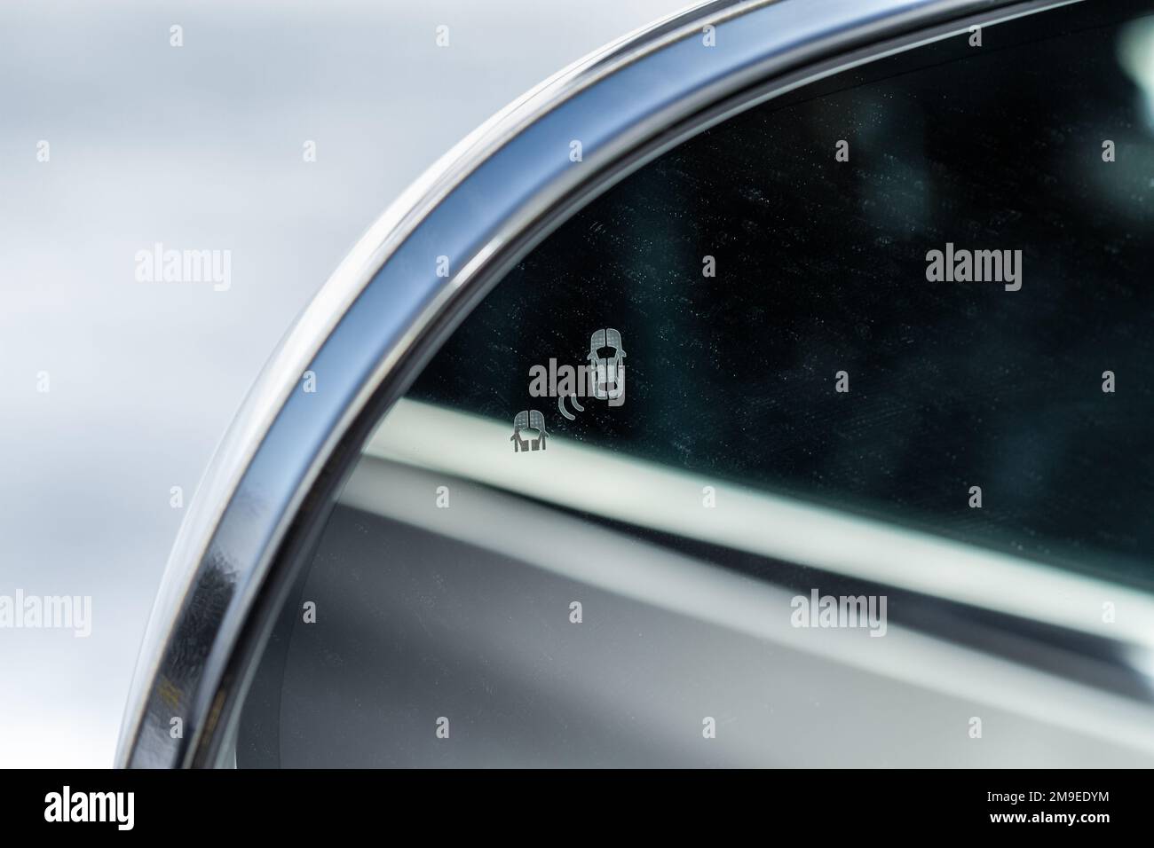 Specchietto retrovisore con sistema anticollisione. Sistema di monitoraggio dei punti ciechi. Foto Stock