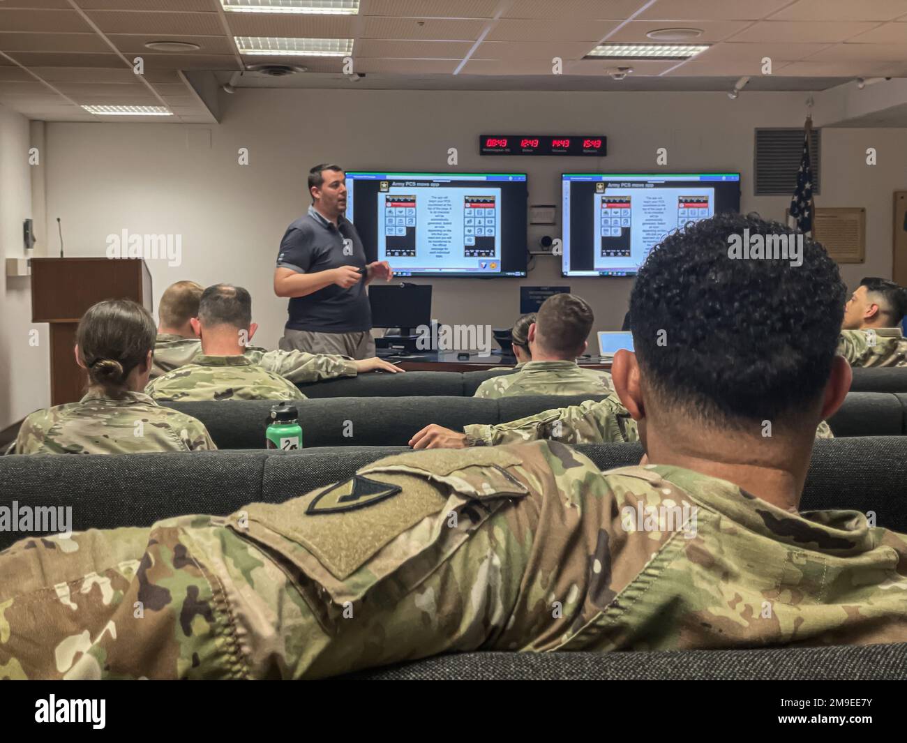 Giulio Rigodanzo parla dell'app Army PCS in una classe di sponsorizzazione Total Army con i primi sergente e i comandanti aziendali. Foto Stock
