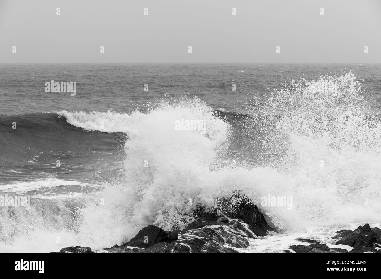 onde alte sulla costa di pietra Foto Stock
