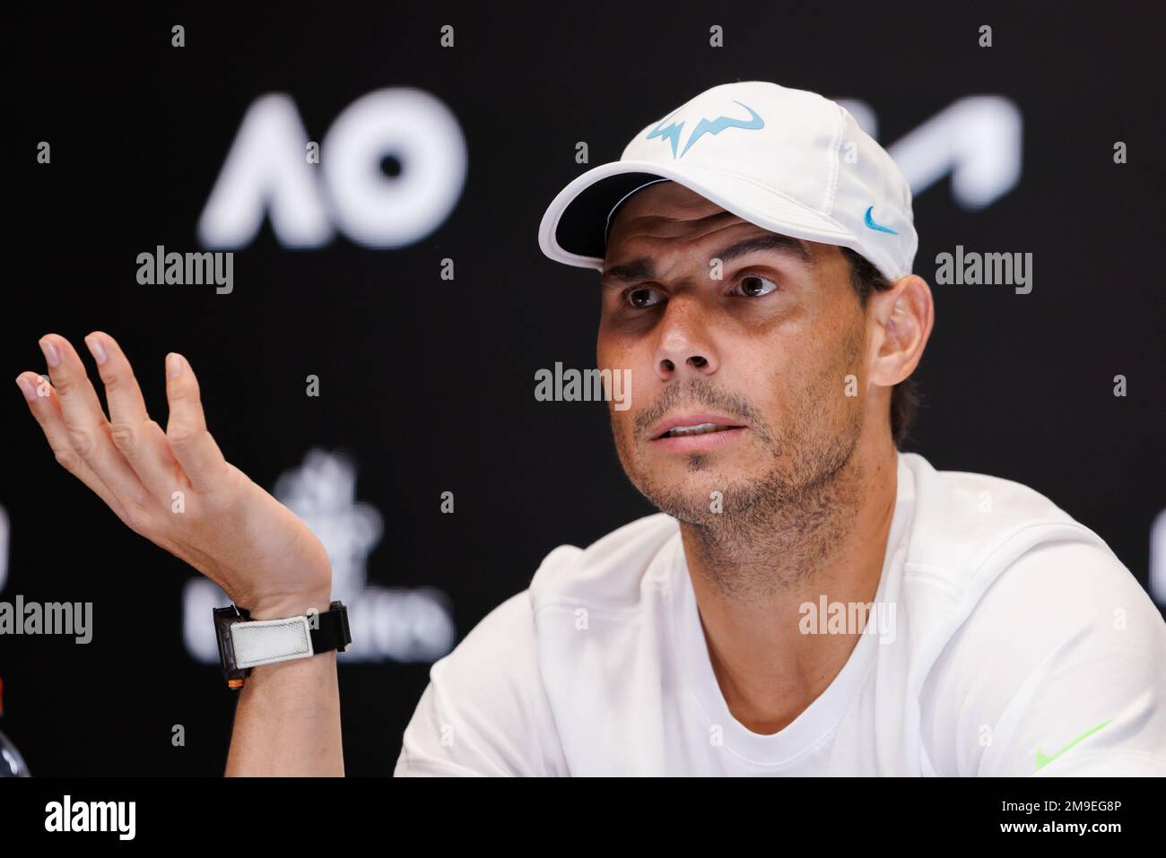 Melbourne, Australia. 18th Jan, 2023. 1st Seed Rafael NADAL di Spagna parla ad una conferenza stampa post-partita dopo aver perso a Mackenzie MCDONALD degli Stati Uniti nella partita maschile Singles il giorno 3 dell'Australian Open 2023 sulla Rod Laver Arena, a Melbourne, Australia. Sydney Low/Cal Sport Media. Credit: csm/Alamy Live News Foto Stock