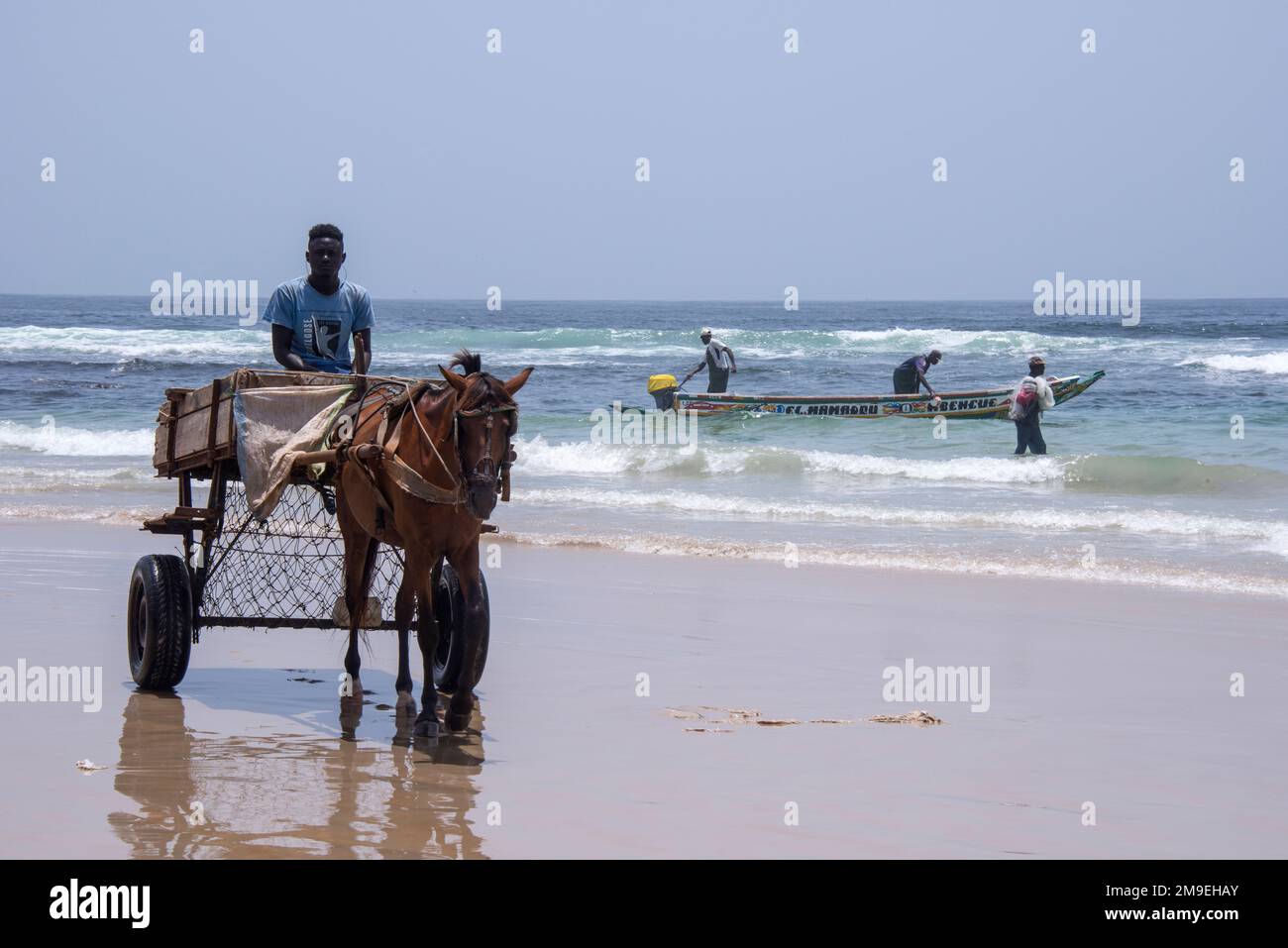 Vagone e barca da pesca sulla spiaggia di Yoff a Dakar, Senegal Foto Stock