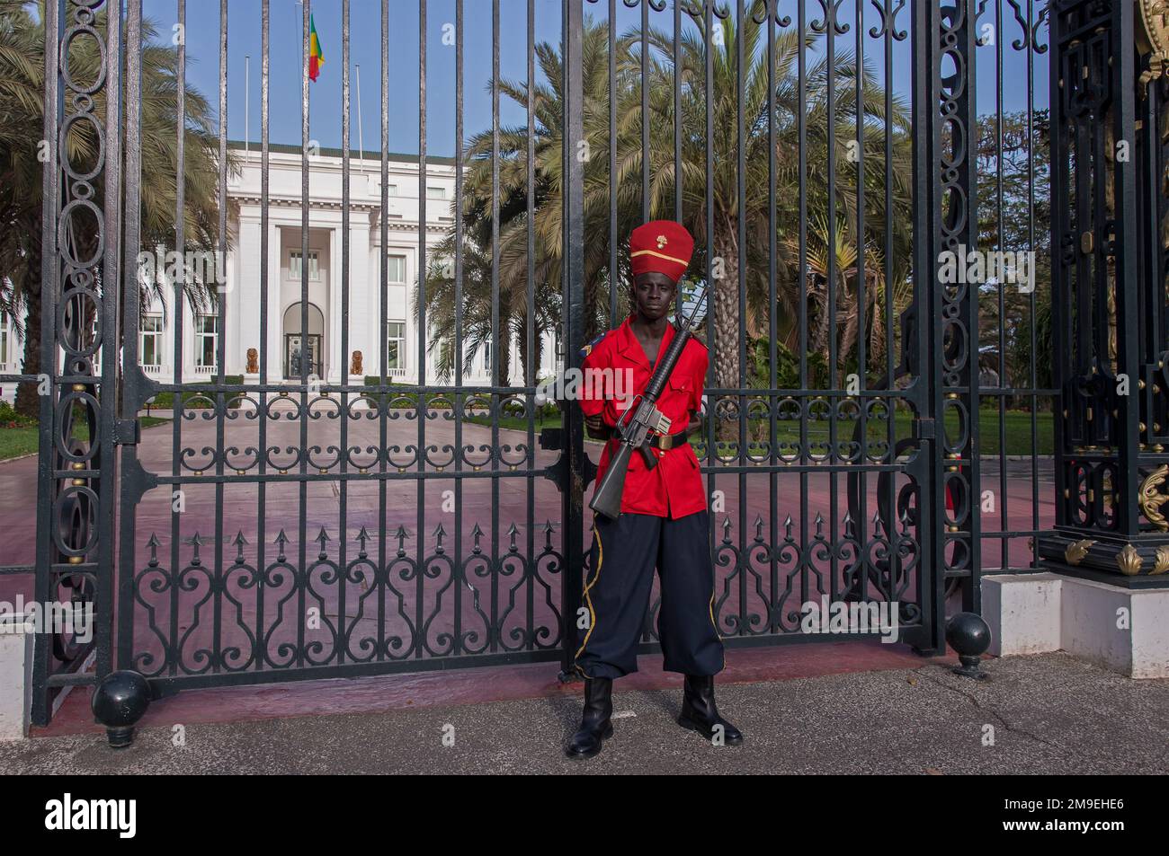 Guardia alla porta del Palazzo Presidenziale nella città di Dakar, la capitale del Senegal Foto Stock