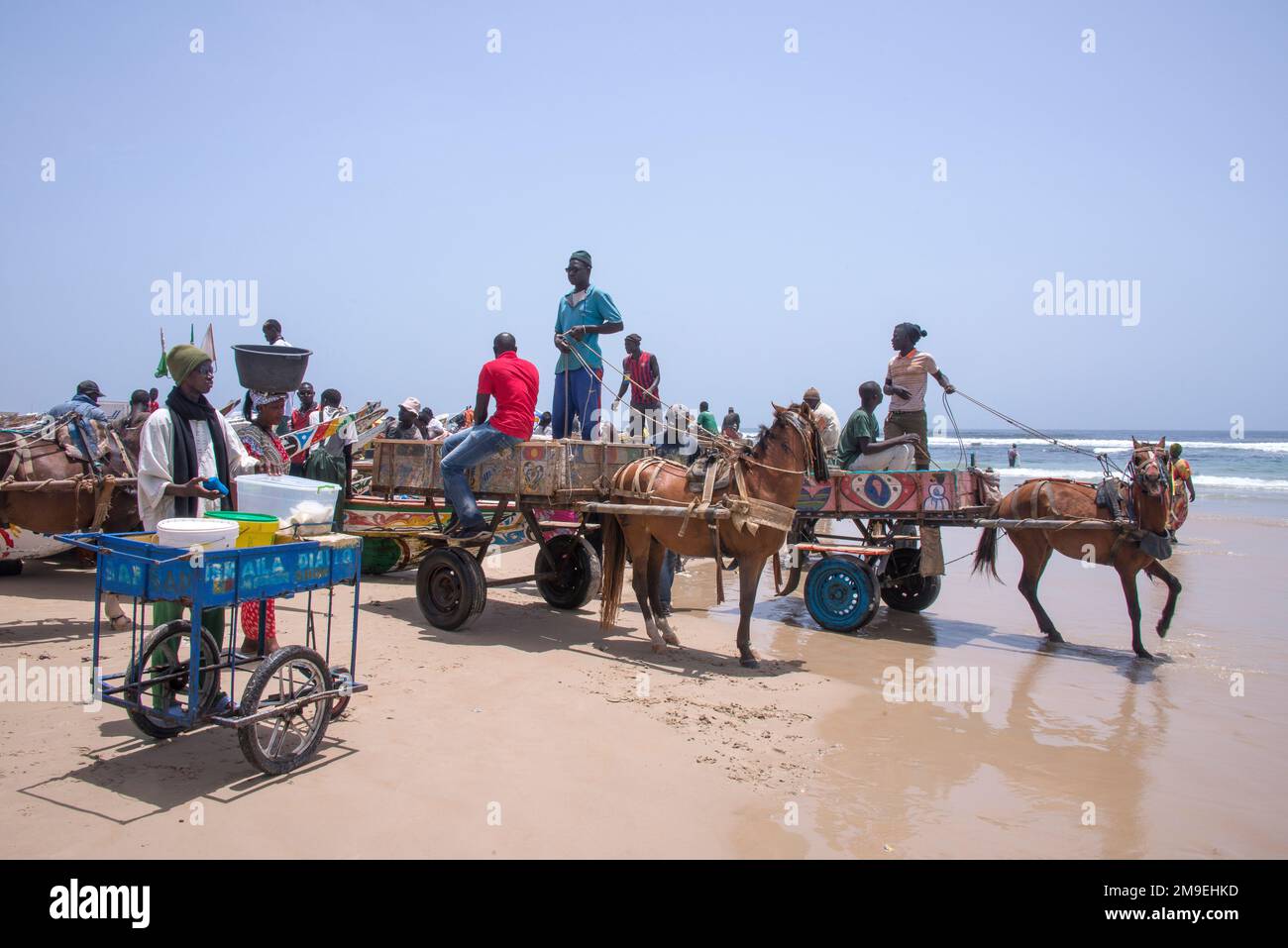 Mercato del pesce sulla spiaggia di Yoff nella zona costiera della città di Dakar, la capitale del Senegal Foto Stock