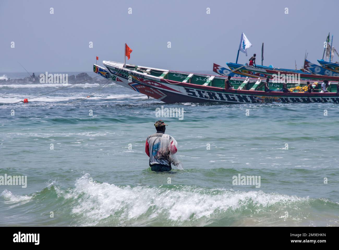 Scena di pesca sulla spiaggia di Yoff a Dakar, Senegal Foto Stock