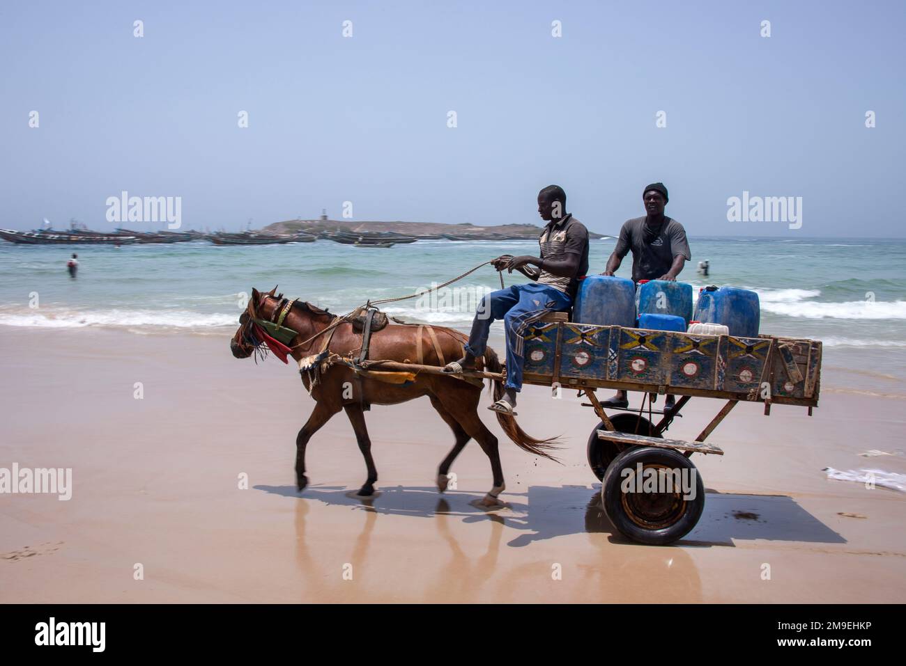 Carretto cavallo sulla spiaggia Yoff di Dakar, Senegal Foto Stock