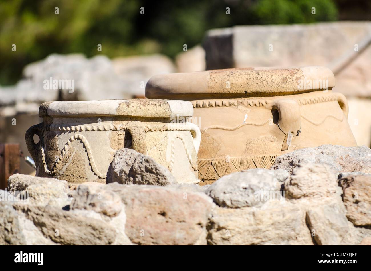 Un primo piano di antiche pentole greche incise. Foto Stock