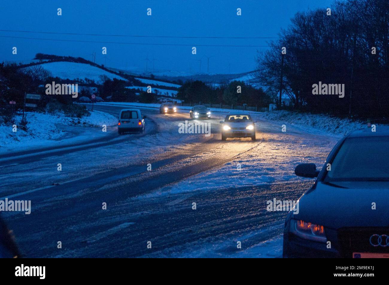 Bantry, West Cork, Irlanda. Mercoledì 18 gennaio 2023, Bantry, West Cork, Irlanda; neve e ghiaccio hanno risentito ancora oggi delle condizioni stradali. I conducenti dove si consiglia di aggiungere tempo ai loro diportisti per lavorare e le scuole chiuso o scaglionato orari di inizio. I piloti sulla strada principale N 71 per Bantry hanno affrontato una sfida a Ballydehob Cross con condizioni molto scarse a causa della neve e del ghiaccio con temperature basse fino a meno 1 celcius. Credito; ed/Alamy Live News Foto Stock