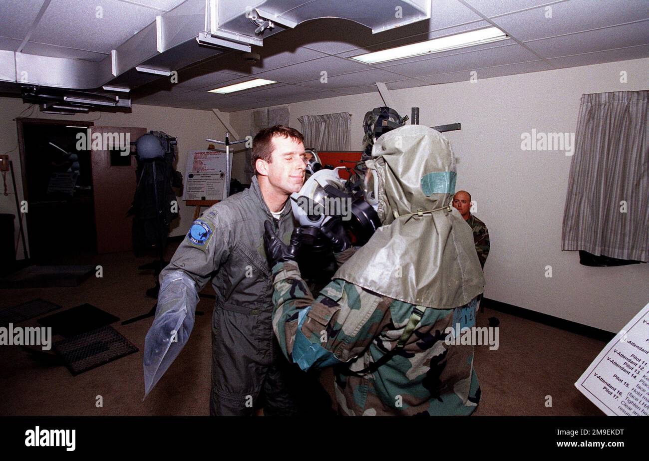 Un membro dell'equipaggio del 80th Fighter Squadron riceve una maschera di gas fresco da un membro di decontaminazione (Decon) durante un esercizio pilota contaminato. Base: KUNSAN Air base Nazione: Repubblica di Corea (KOR) Foto Stock