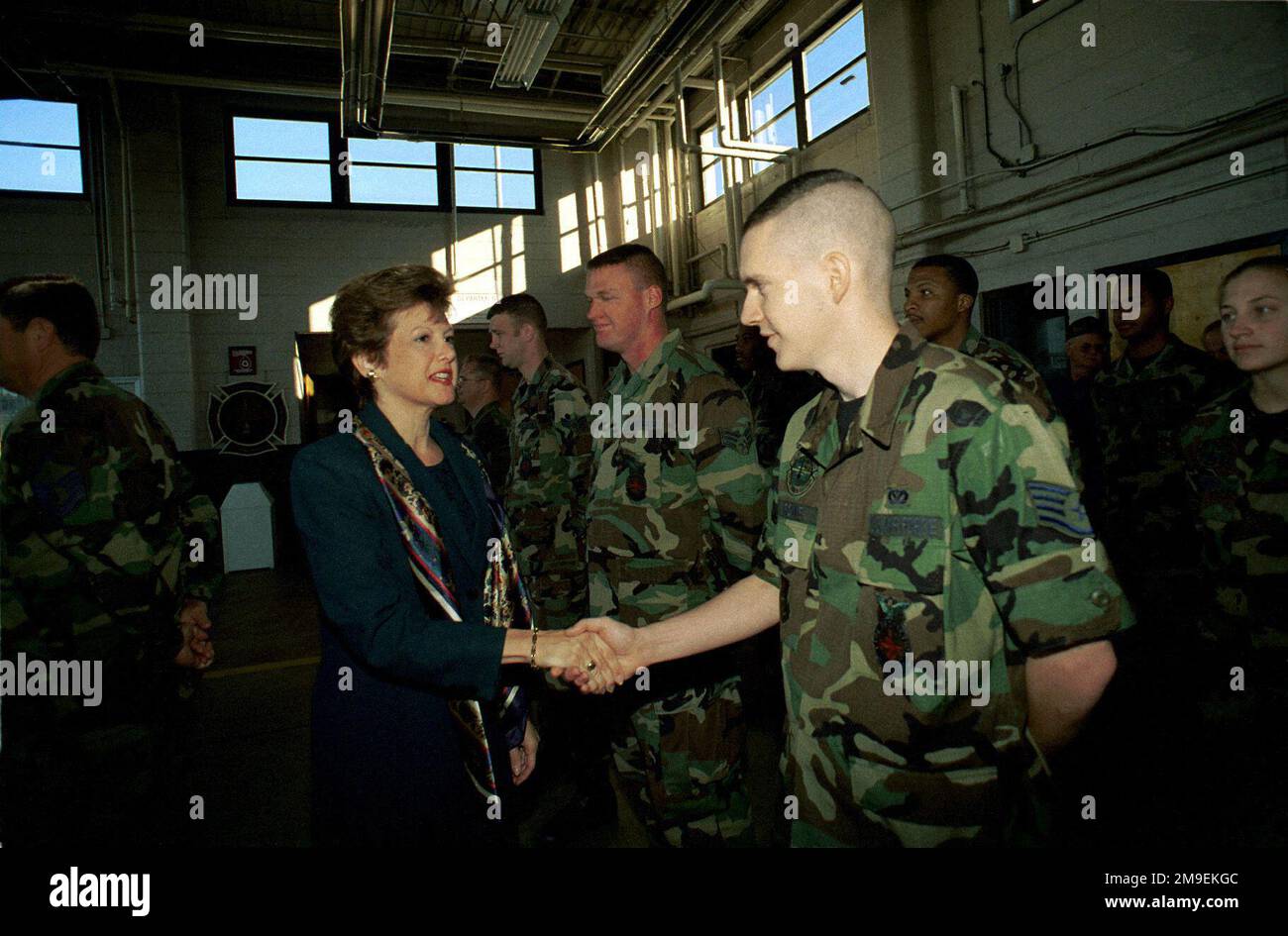 Scatto medio, vista laterale, l'onorevole Carol DiBattiste, il Sottosegretario dell'aeronautica scuote le mani con IL PERSONALE Sergente Bower, USAF, 314th Civil Engineering Squadron, Vigili del fuoco, Little Rock Air Force base, Arkansas. Base: Little Rock Air Force base Stato: Arkansas (AR) Paese: Stati Uniti d'America (USA) Foto Stock