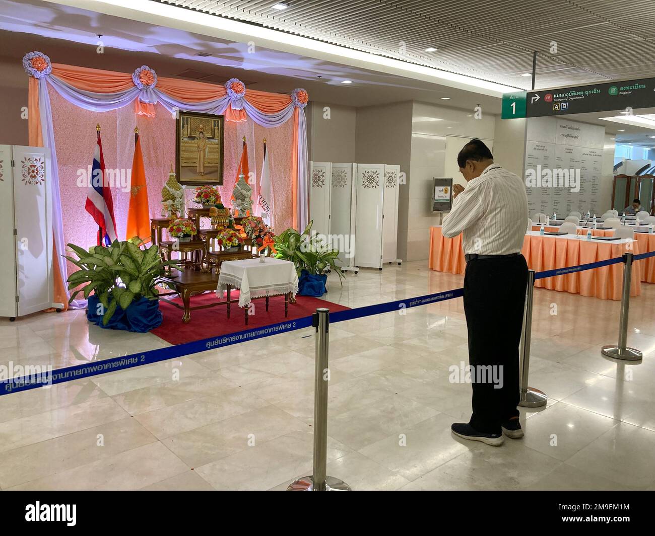 Bangkok, Thailandia. 18th Jan, 2023. Un uomo prega davanti all'altare della principessa Bajrakitiyabha presso il King Chulalongkorn Memorial Hospital di Bangkok. Accanto al suo ritratto c'è la sua bandiera reale arancione. Il 44-year-old era crollato improvvisamente a metà dicembre 2022 ed è stato inconscio da allora. (A dpa: 'Fiori d'arancio e preghiere: La Thailandia teme per la sua principessa') Credit: Carola Frentzen/dpa/Alamy Live News Foto Stock