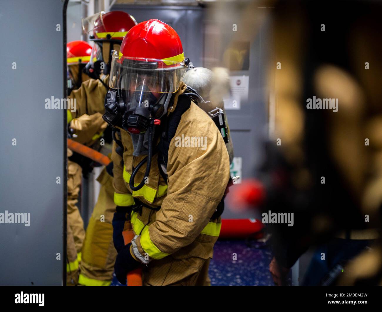 220519-N-EE352-1061 SAN DIEGO (19 maggio 2022) i marinai imbustano una manichetta durante un'esercitazione antincendio a bordo della portaerei di classe Nimitz USS Carl Vinson (CVN 70), maggio 19. Vinson è attualmente pierside nel suo homeport di San Diego. Foto Stock
