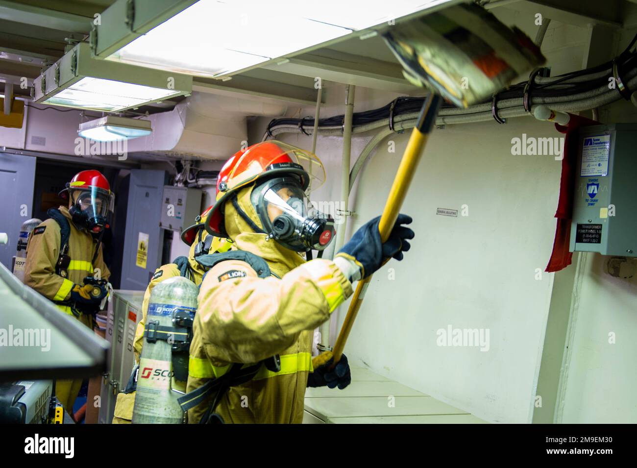 220519-N-EE352-1115 SAN DIEGO (19 maggio 2022) i marinai ispezionano la testa durante una esercitazione antincendio a bordo della portaerei di classe Nimitz USS Carl Vinson (CVN 70), maggio 19. Vinson è attualmente pierside nel suo homeport di San Diego. Foto Stock