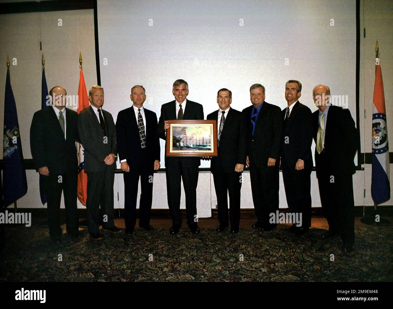 Lo STAFF dell'Ala della mobilità aerea del 60th e i Comandanti del Gruppo della base dell'aeronautica militare di Travis, California, si sono riuniti e hanno acquistato un dipinto di Thomas Kincaid del Golden Gate, il buco del porto della costa occidentale, E lo presentò al generale Brigadier Steven A. Roser durante la cena di riposo, in modo da poter riflettere più tardi sul suo tour a Travis e sul bellissimo paesaggio californiano. (l. to r.) Colonel Coman, 615th Air Mobility Operations Group; Colonel , 60th Medical Group, David Grant Medical Center; Colonel Blickley, 60th Logistics Group; General Steven A. Roser, Commander, 60th Air Mobility Wing; Colonel K Foto Stock