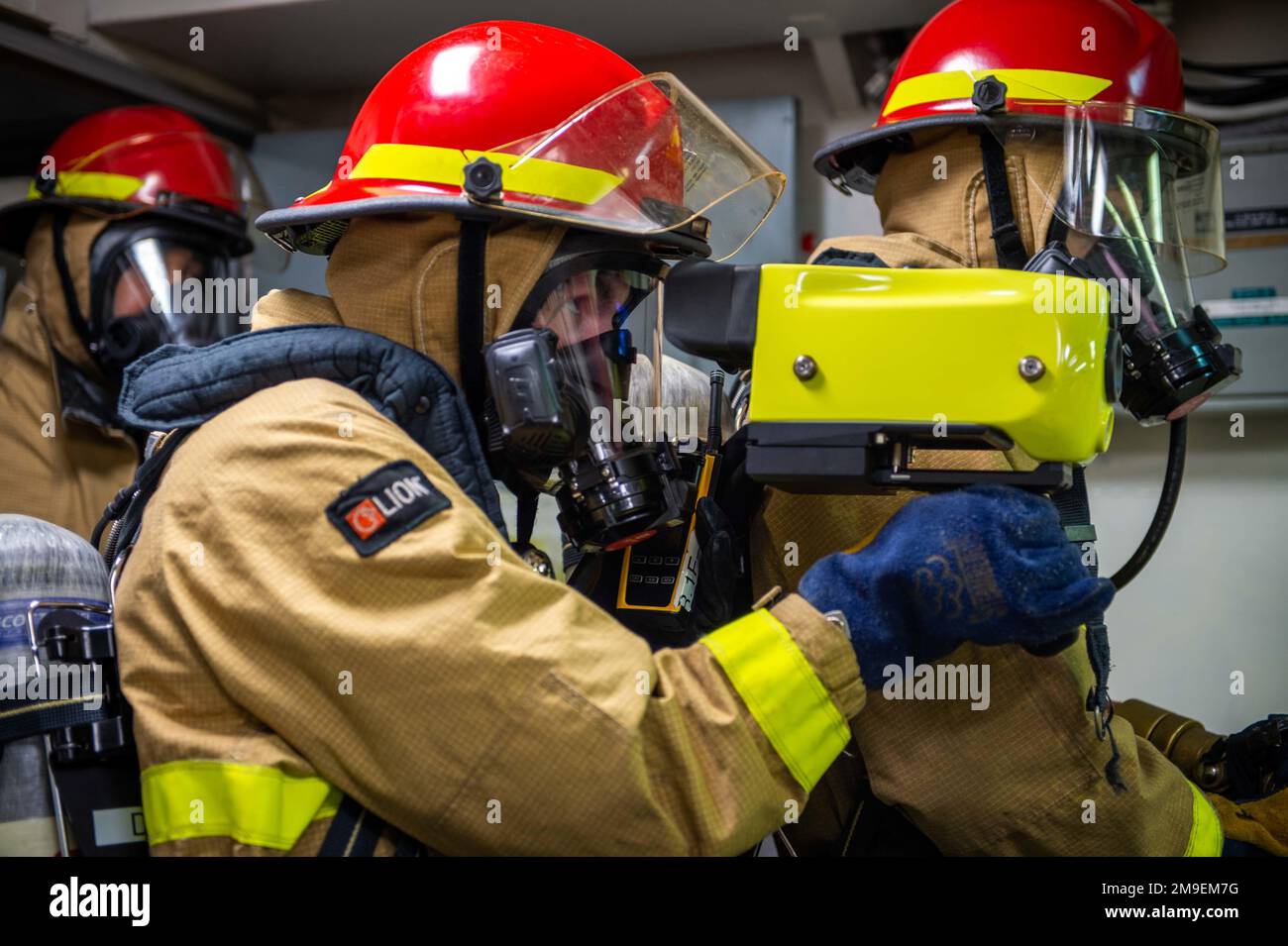 220519-N-EE352-1130 SAN DIEGO (19 maggio 2022) Damage Controlman Seaman Kadin Dambach, un nativo di Savannah, GA., gestisce una termocamera antincendio navale durante un'esercitazione antincendio a bordo della portaerei di classe Nimitz USS Carl Vinson (CVN 70), maggio 19. Vinson è attualmente pierside nel suo homeport di San Diego. Foto Stock