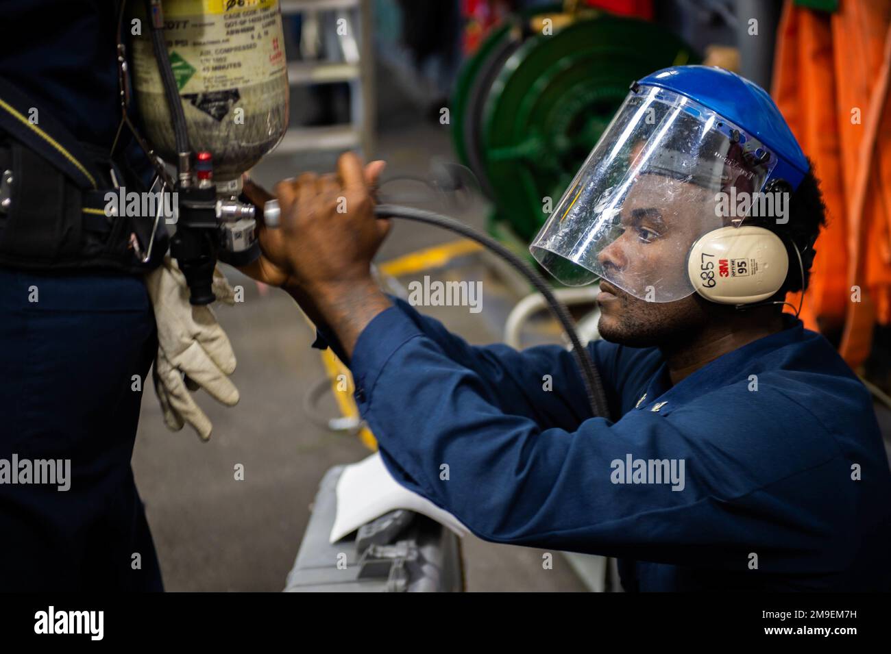 220519-N-EE352-1201 SAN DIEGO (19 maggio 2022) Damage Controlman 3rd Class Charles Careathers, nativo di Chattanooga, Ten., ricarica un autorespiratore durante un'esercitazione antincendio nella baia hangar del portaerei di classe Nimitz USS Carl Vinson (CVN 70), maggio 19. Vinson è attualmente pierside nel suo homeport di San Diego. (U Foto Stock