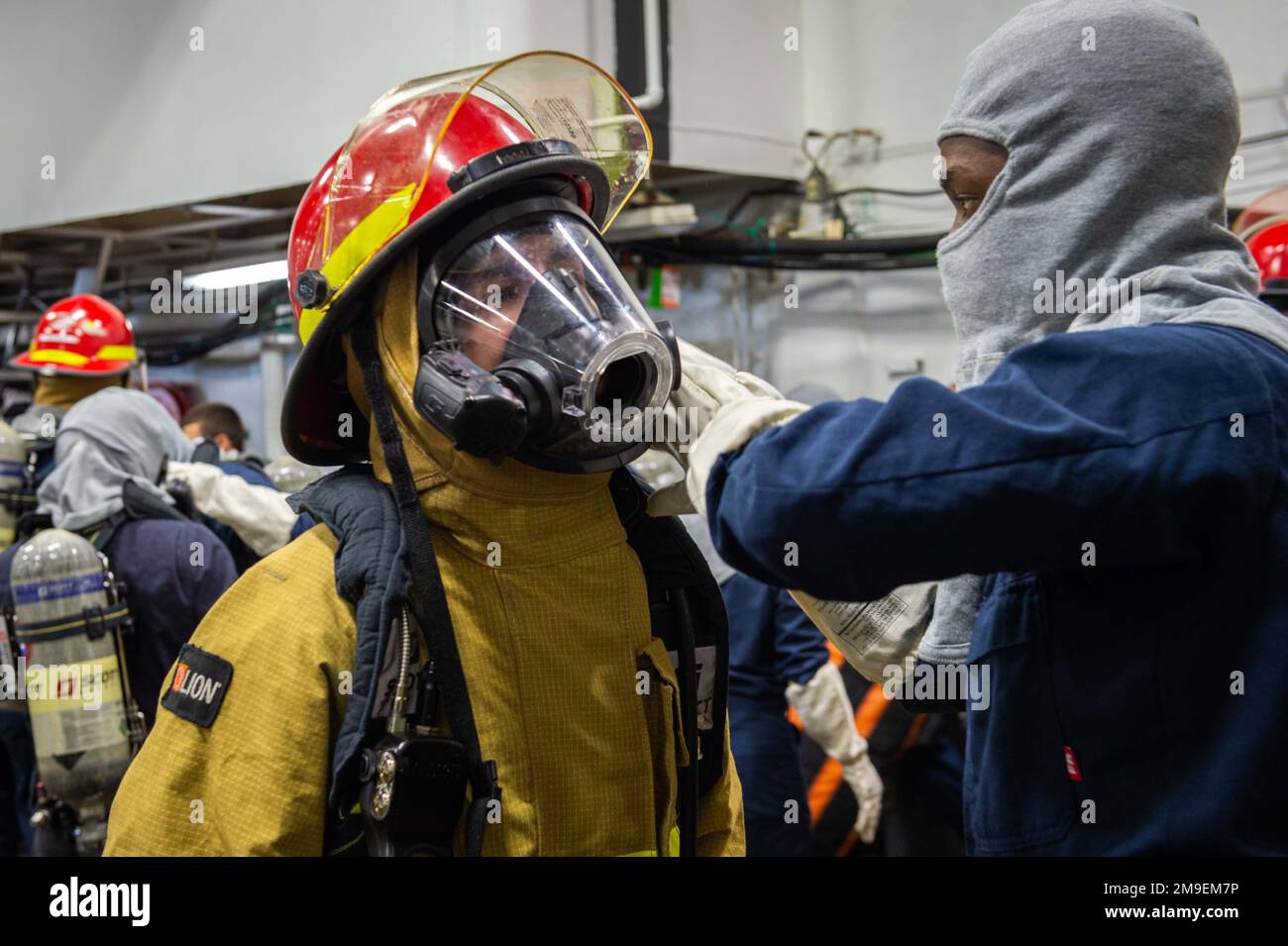 220519-N-EE352-1301 SAN DIEGO (19 maggio 2022) i marinai indossano dispositivi di protezione antincendio durante un'esercitazione antincendio nella baia hangar della portaerei di classe Nimitz USS Carl Vinson (CVN 70), maggio 19. Vinson è attualmente pierside nel suo homeport di San Diego. Foto Stock