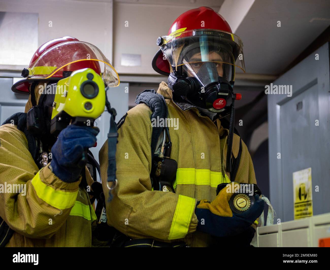 220519-N-EE352-1141 SAN DIEGO (19 maggio 2022) Air-Traffic Controller 3rd Class Matthew Brady, a destra, un nativo di Tampa, Fl., mans una manichetta durante un'esercitazione a bordo di un portaerei di classe Nimitz USS Carl Vinson (CVN 70), maggio 19. Vinson è attualmente pierside nel suo homeport di San Diego. Foto Stock