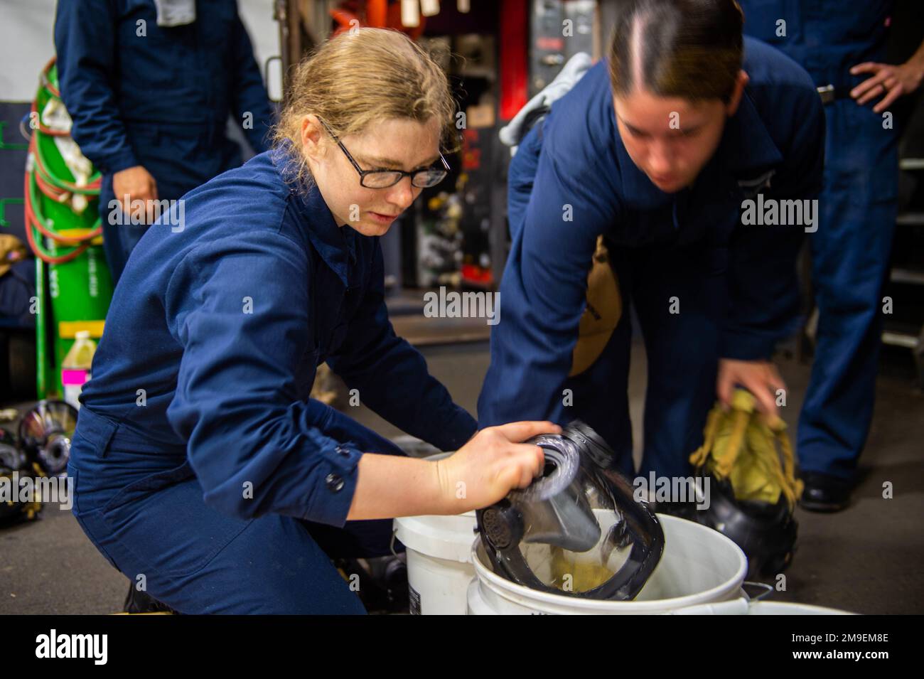 220519-N-EE352-1164 SAN DIEGO (19 maggio 2022) Information Systems Technician 3rd Class Madyson Harp, nativo di Durant, Okla, pulisce una maschera protettiva durante un'esercitazione antincendio nella baia hangar del portaerei di classe Nimitz USS Carl Vinson (CVN 70), maggio 19. Vinson è attualmente pierside nel suo homeport di San Diego. Foto Stock