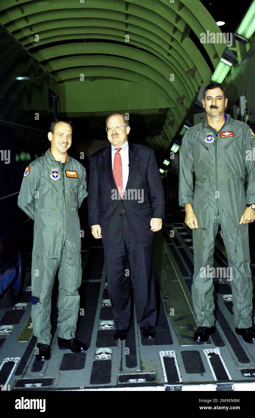 Scatto medio, vista frontale, il sergente Techincal Bob Studley, USAF, (a sinistra) e IL GRANDE MAESTRO Terry L. Guy, USAF, (a destra) con F. Whitten Peters, Segretario dell'aeronautica (al centro) nel simulatore C-17A Globemaster III, Altus Air Force base, Oklahoma. Base: Altus Air Force base Stato: Oklahoma (OK) Paese: Stati Uniti d'America (USA) Foto Stock