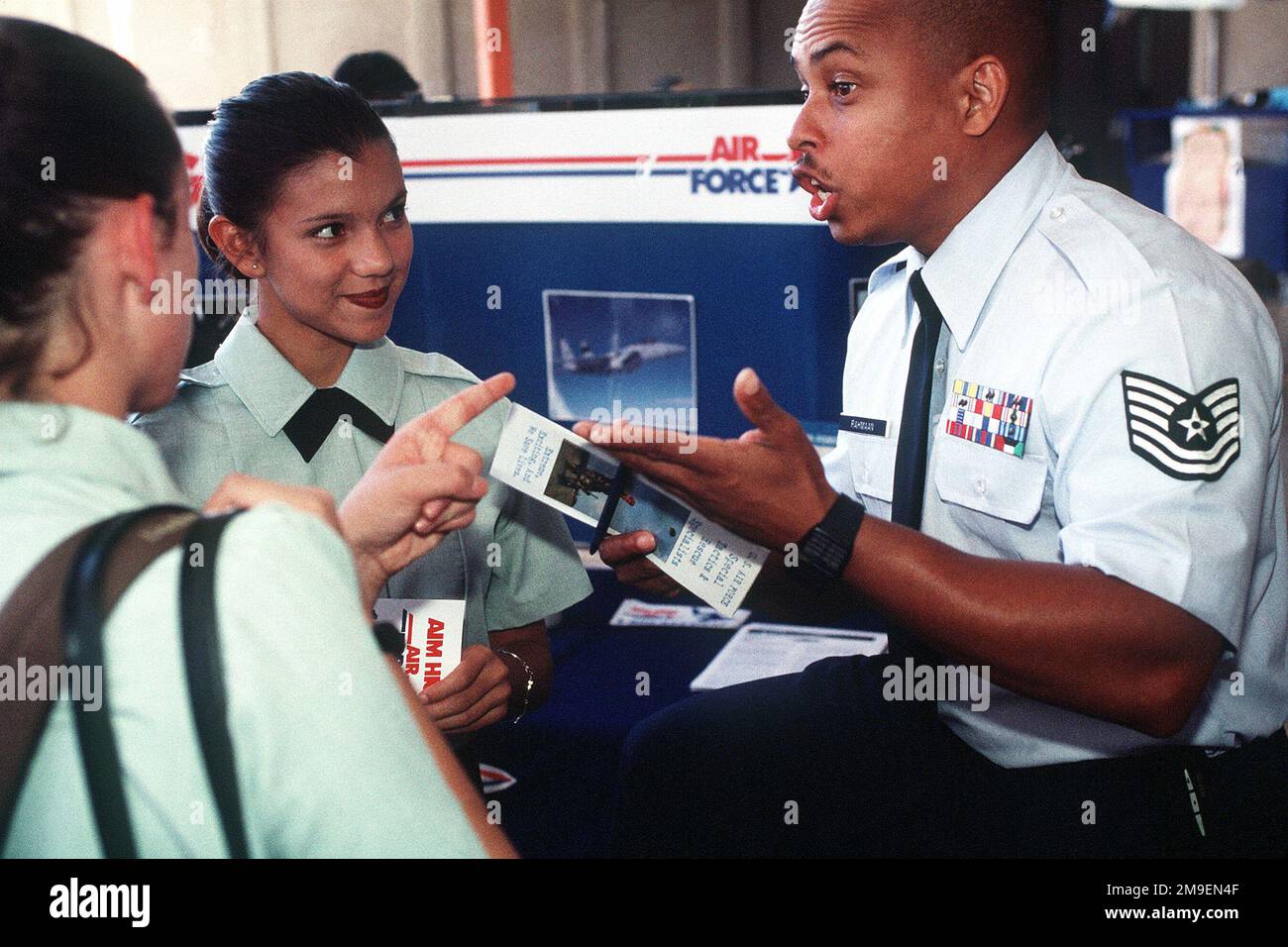 Parlare con i cadetti del corpo di addestramento dell'ufficiale della riserva del James Madison alla High School è un senso il sergente tecnico dell'aeronautica degli Stati Uniti Azzaam Rahmaan II ottiene fuori la parola che l'aeronautica sta assumendo. Religiosamente, visita una delle scuole superiori della sua zona ogni settimana. TSGT Rahmaan è il primo reclutatore delle forze aeree intraining 10 anni a inviare più di 100 persone a base in un anno. È descritto nell'articolo di dicembre 1999 DI AIRMAN Magazine, 'Puttin' 'em in boots.'. Base: San Antonio Stato: Texas (TX) Paese: Stati Uniti d'America (USA) Foto Stock