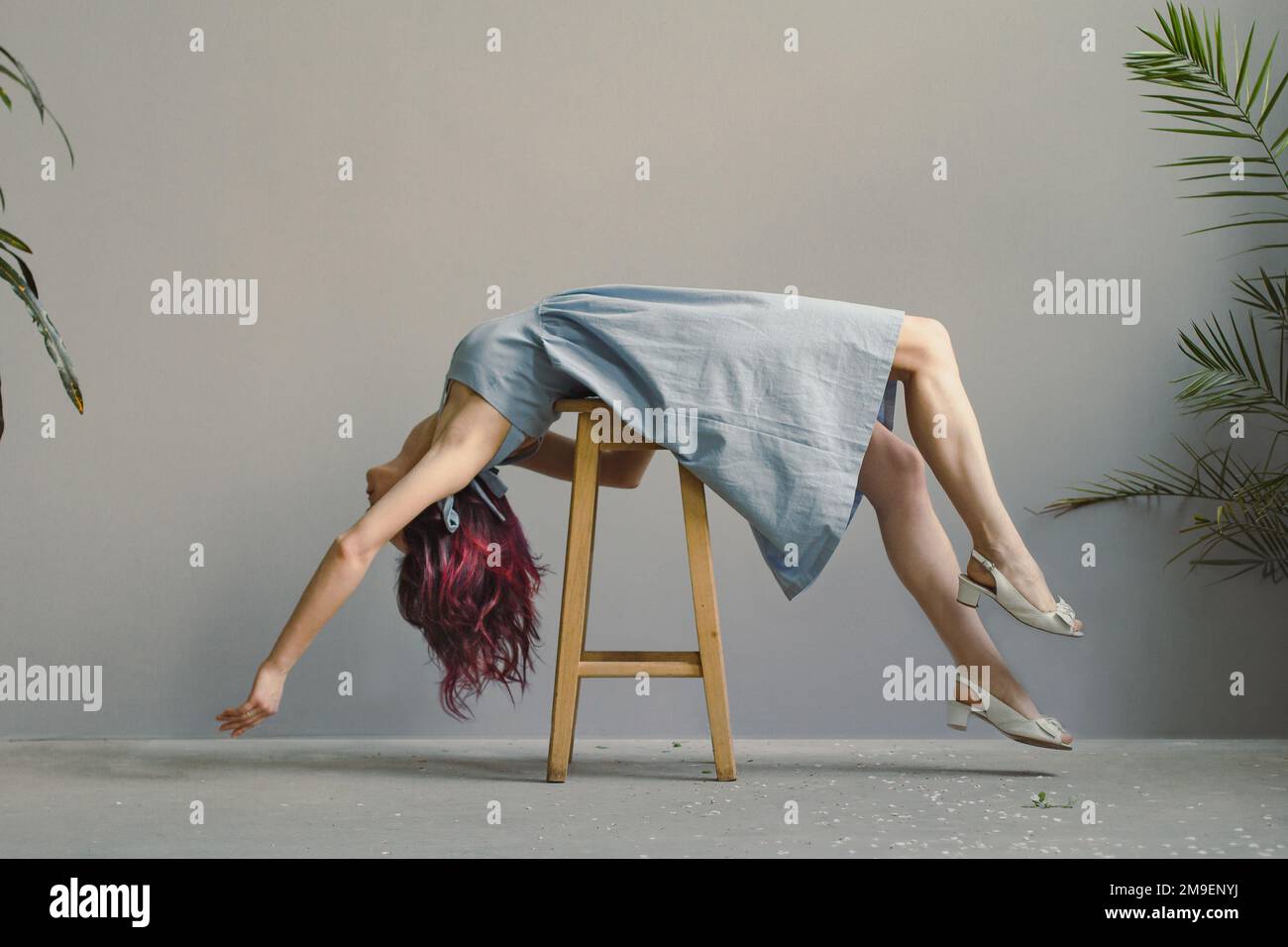 Lying down pose immagini e fotografie stock ad alta risoluzione - Alamy