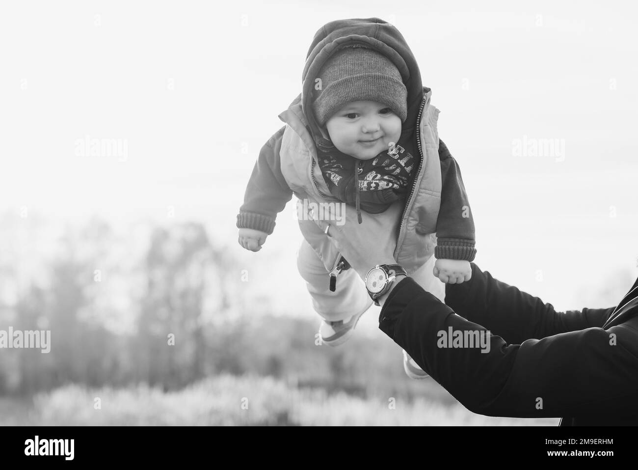 Papà caucasico giochissimo a giocare con il figlio bambino in natura in autunno Foto Stock