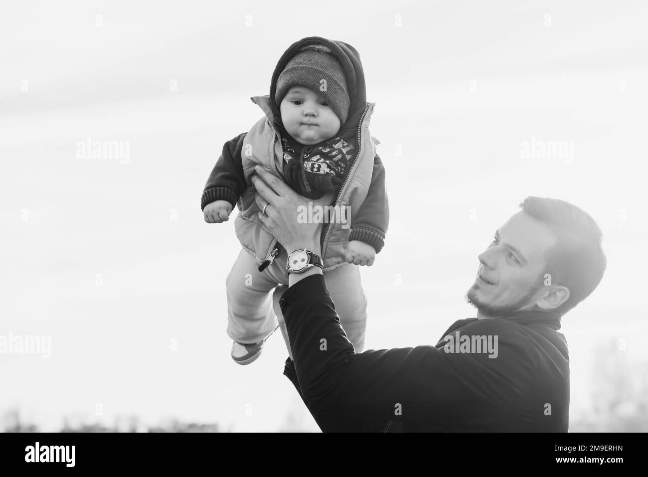 Papà caucasico giochissimo a giocare con il figlio bambino in natura in autunno Foto Stock