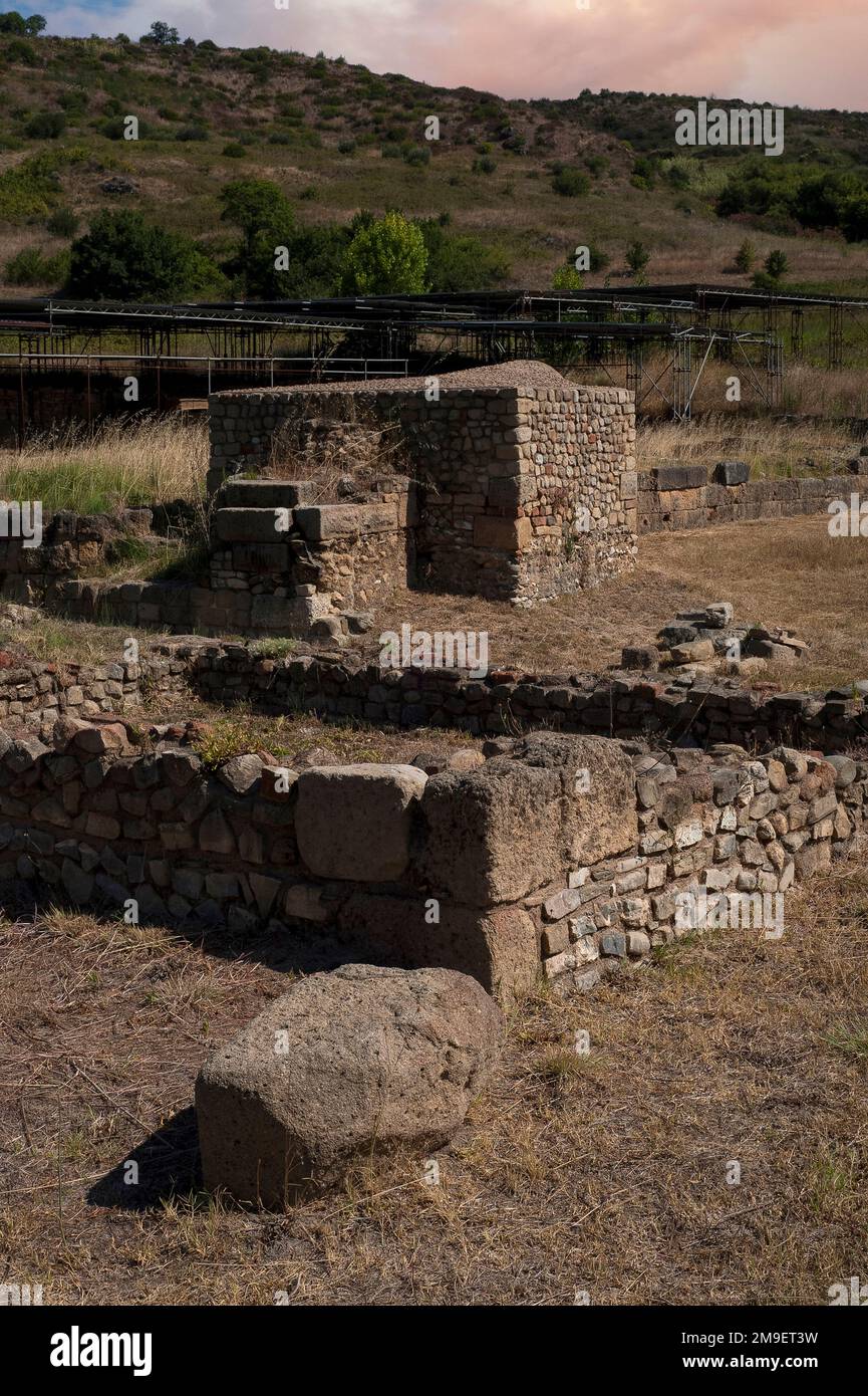 L'impalcatura sostiene tetti piani che schermano resti scavati di un'insula, un antico condominio, tra le rovine dell'entroterra portuale meridionale di Velia, sulle rive del Mar Tirreno. La città, a Marina di Ascea, Campania, Italia meridionale, fu fondata dai coloni greci ma divenne comune romano nel 88 a.C. Foto Stock