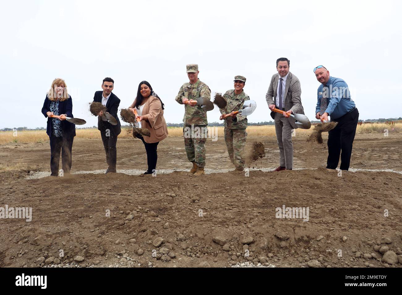 I funzionari e i rappresentanti eletti si uniscono agli Stati Uniti Michael Leeney, al centro, comandante della 40th° divisione fanteria della Guardia nazionale dell'esercito californiano, e il Lt. Manju Vig, comandante della base di addestramento delle forze congiunte, Los Alamitos, 19 maggio 2022, per un progetto di resilienza energetica presso la base di addestramento delle forze congiunte di Los Alamitos, California. Da sinistra: Schelly Sudarsic, membro del consiglio della città di Seal Beach, distretto 4, George Boutros, rappresentante dell'Assemblymember Janet Nguyen, Karen Calderon, rappresentante degli Stati Uniti Rep. Alan Lowenthal, Leeney, Vig, Chet Simmons, città Foto Stock