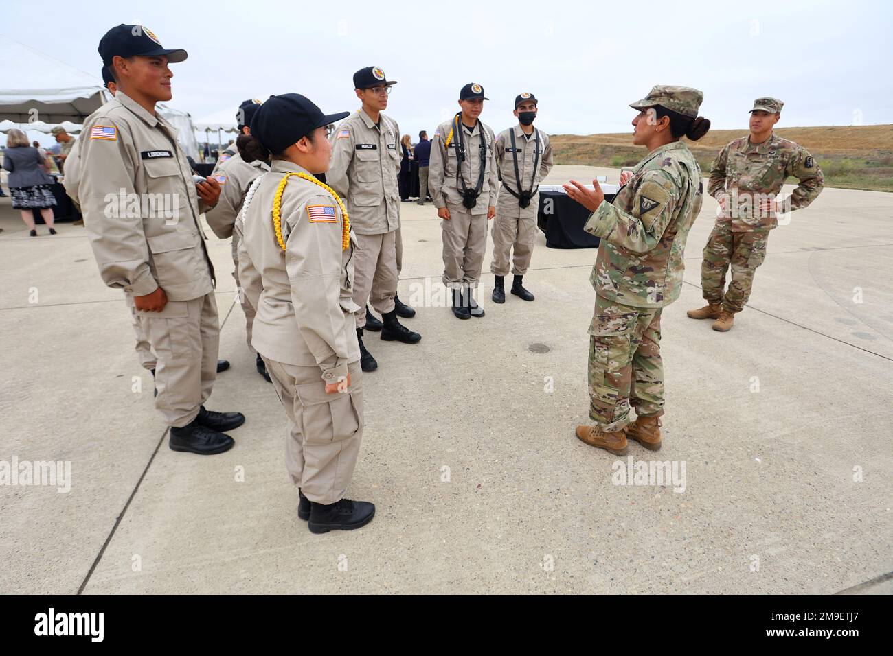 STATI UNITI Manju Vig, comandante della guarnigione della Joint Forces Training base di Los Alamitos, ringrazia i cadetti della classe 29 della Sunburst Youth Challenge Academy che hanno presentato i colori durante una cerimonia rivoluzionaria, il 19 maggio 2022, per un progetto di resilienza energetica presso la Joint Forces Training base di Los Alamitos, California. Sunburst Youth Challenge Academy si trova sull'installazione e i cadetti spesso supportano gli eventi sulla base. Foto Stock