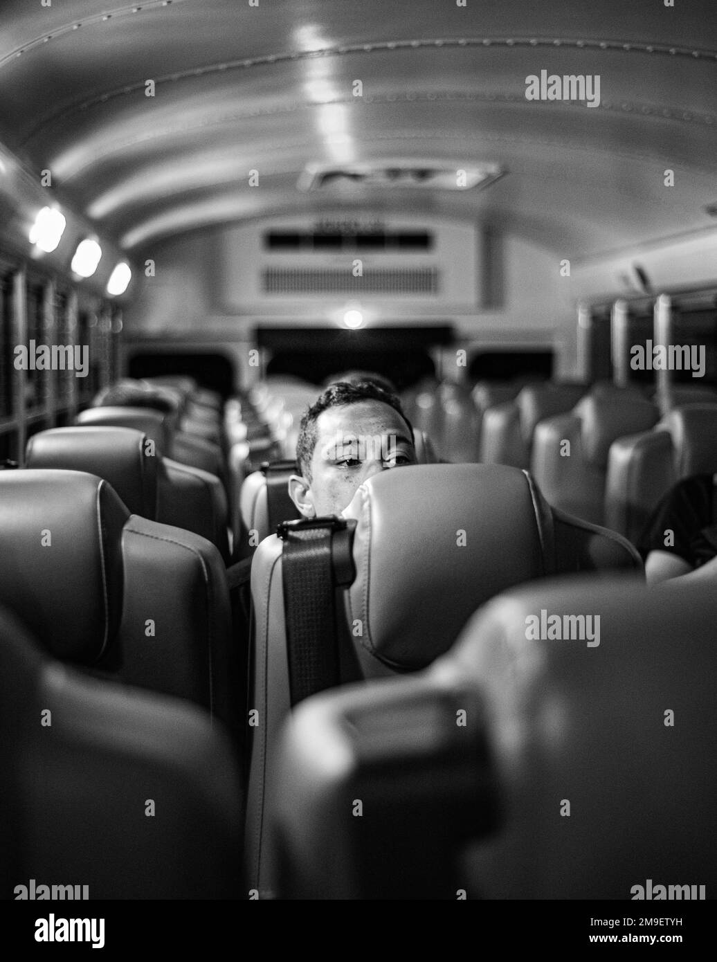 Un concorrente attende su un autobus prima di competere nella 2022 SPC. Hilda I. Clayton miglior Combat Camera Competition a Fort A.P Hill, Virginia, 19 maggio 2022. Il concorso annuale di più giorni mette alla prova la competenza tattica e tecnica degli specialisti in informazione visiva e affari pubblici del DOD e dei concorrenti internazionali partecipanti. Foto Stock