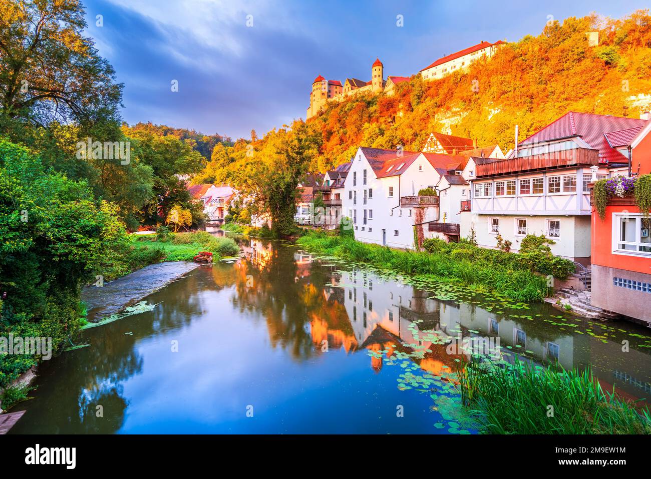Harburg, Germania. Vista all'alba con piccolo villaggio e castello, strada romantica percorso panoramico, storica Svevia. Paesaggio rurale del fiume Wornitz. Foto Stock