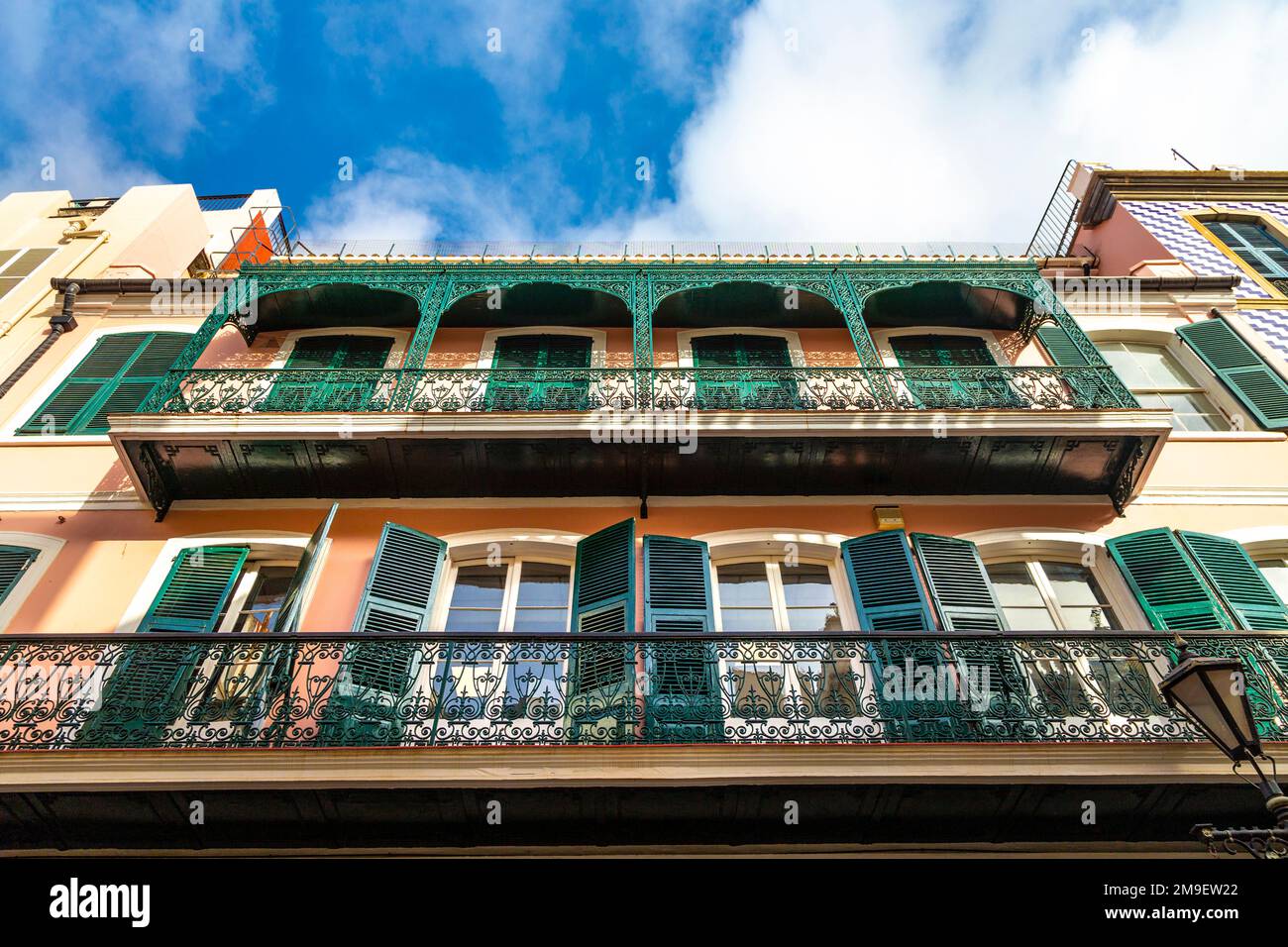 Casa in stile coloniale con balconi in ferro battuto sulla Main Street, Gibilterra Foto Stock