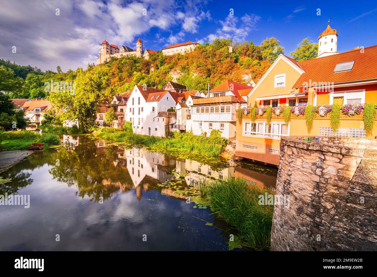 Harburg, Germania. Vista all'alba con piccolo villaggio e castello, strada romantica percorso panoramico, storica Svevia. Foto Stock