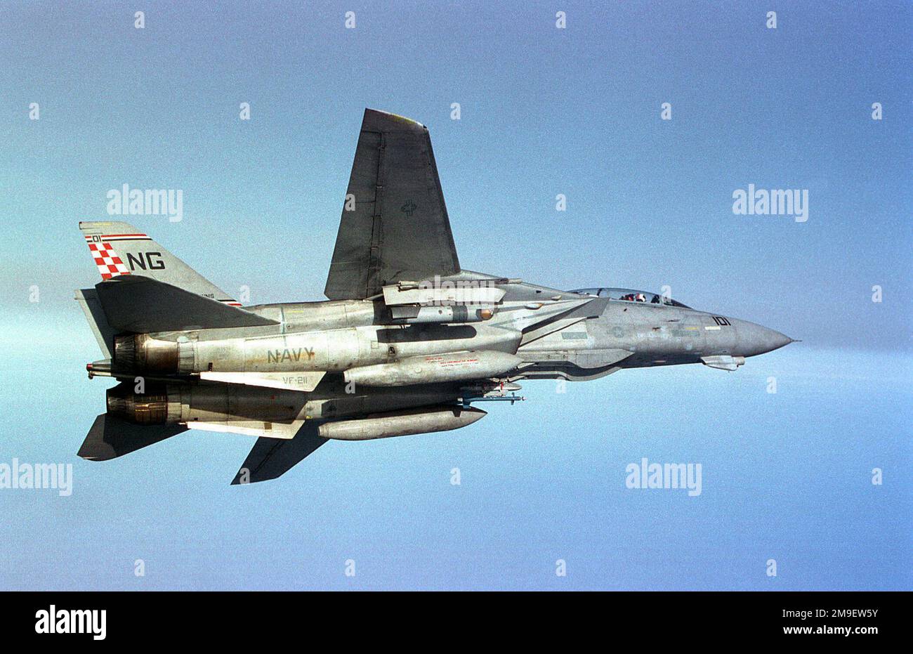 Un F-14A 'Tomcat' attaccato ai 'Checkmates' di Fighter Squadron due uno (VF-211) vola sopra il Mare del Giappone mentre schierato a USS JOHN C. STENNIS (CVN 74). La USS John C. Stennis è in rotta verso il Golfo Arabico su un dispiegamento di routine del Pacifico occidentale (WESTPAC). La F-14 è dotata di un pod per la navigazione a bassa altitudine e la targeting a infrarossi per la notte (LANTIRN) e di un ciclo di addestramento guidato al laser BDU-57 (missile blu). Soggetto operativo/Serie: SOUTHERN WATCH base: USS Kitty Hawk (CV 63) Paese: Sea of Japan Foto Stock